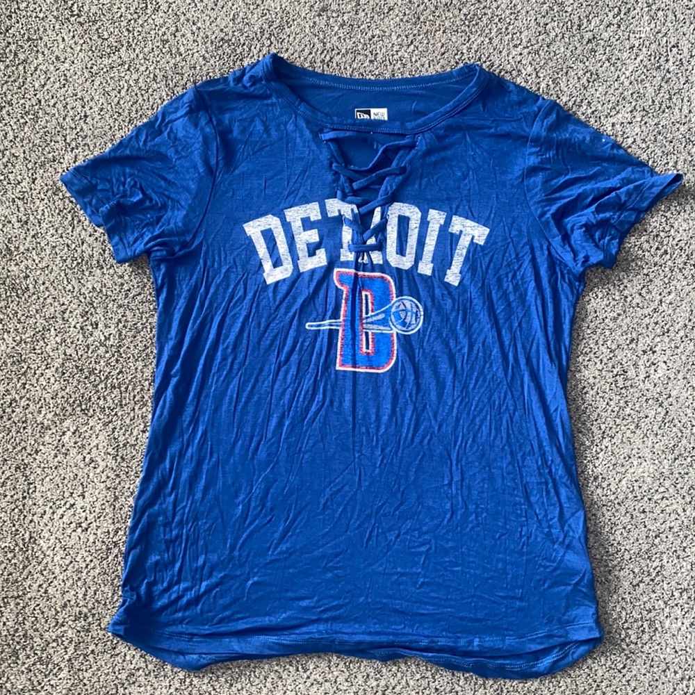 Detroit Pistons Basketball Women’s T-shirt size Small